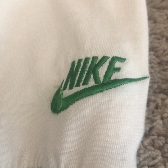 Rare Nike sweatshirt good condition but does have small stain on sleeve - Picture 2 of 4